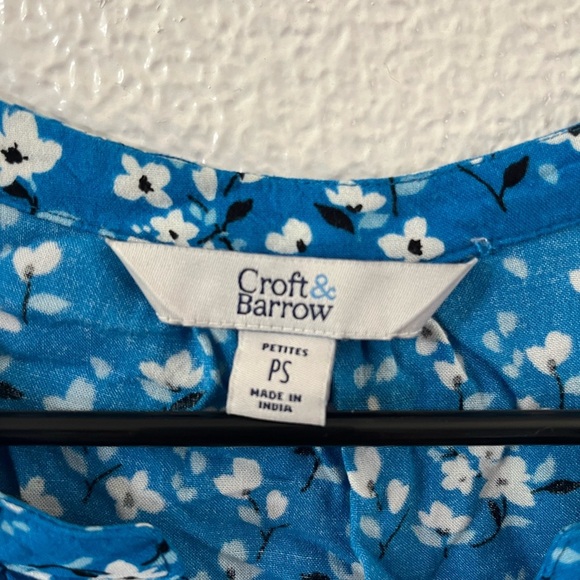 Croft & Barrow Blue Floral Sleeveless V-Neck Tank Top - Picture 2 of 3